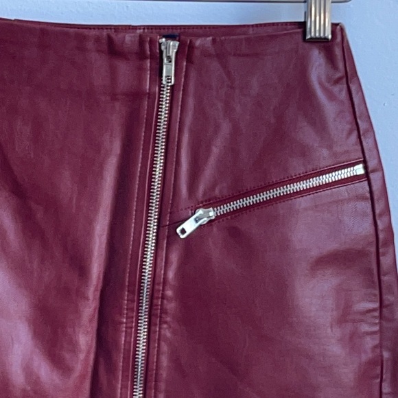 DO + BE VEGAN LEATHER ZIPPER SKIRT - Picture 3 of 8
